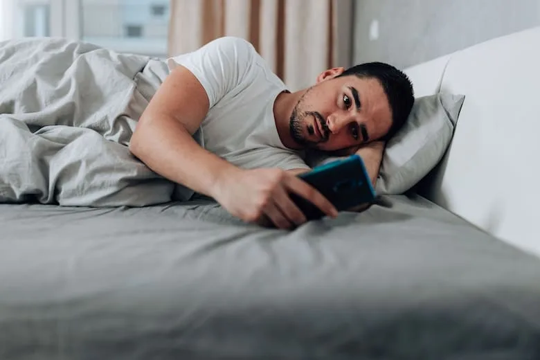 Qué dice la psicología sobre las personas que pasan horas con el celular y postergan las tareas importantes