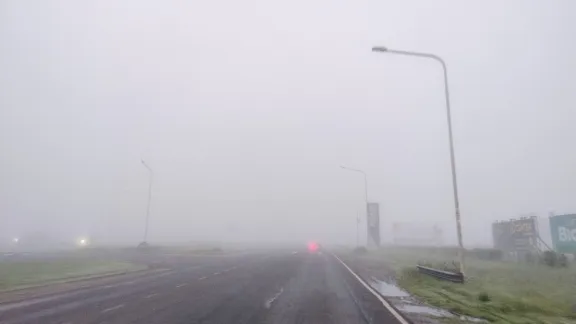 Alerta violeta por niebla persistente: recomiendan evitar viajes y extremar cuidados en las rutas