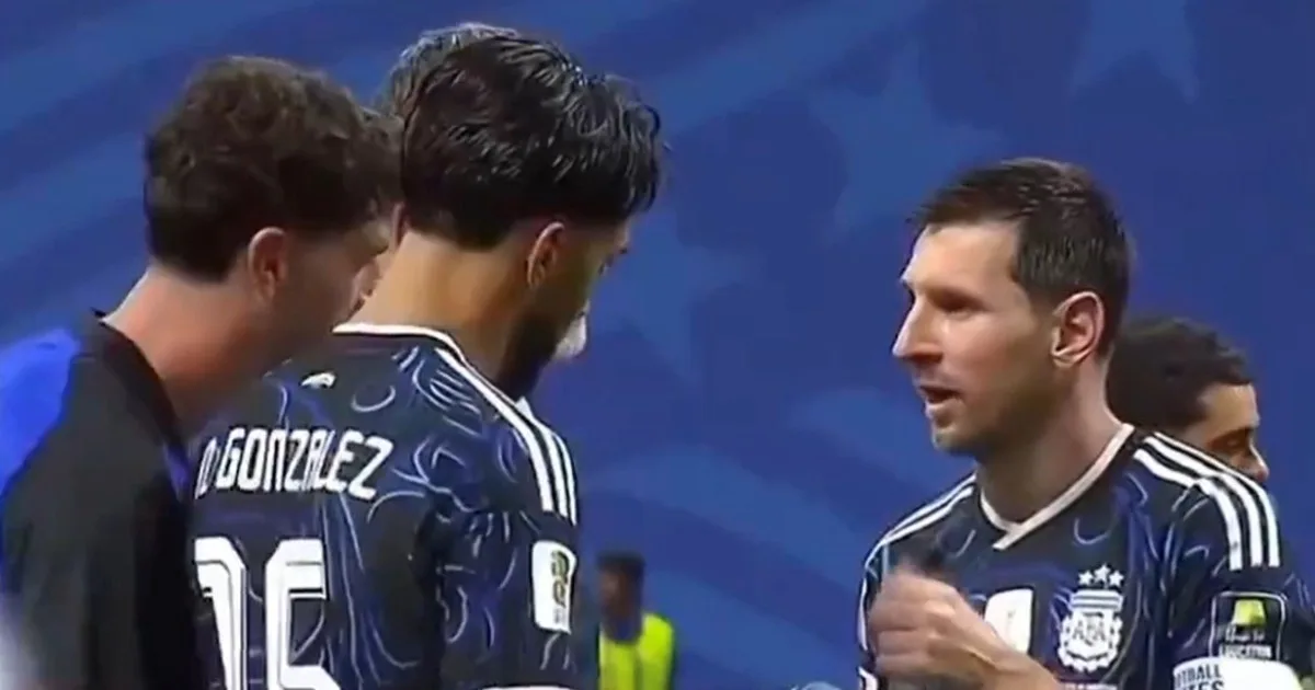 La elocuente charla de Messi y los jugadores de la Scaloneta cuando encontraron el "machete" para los penales de Pickford