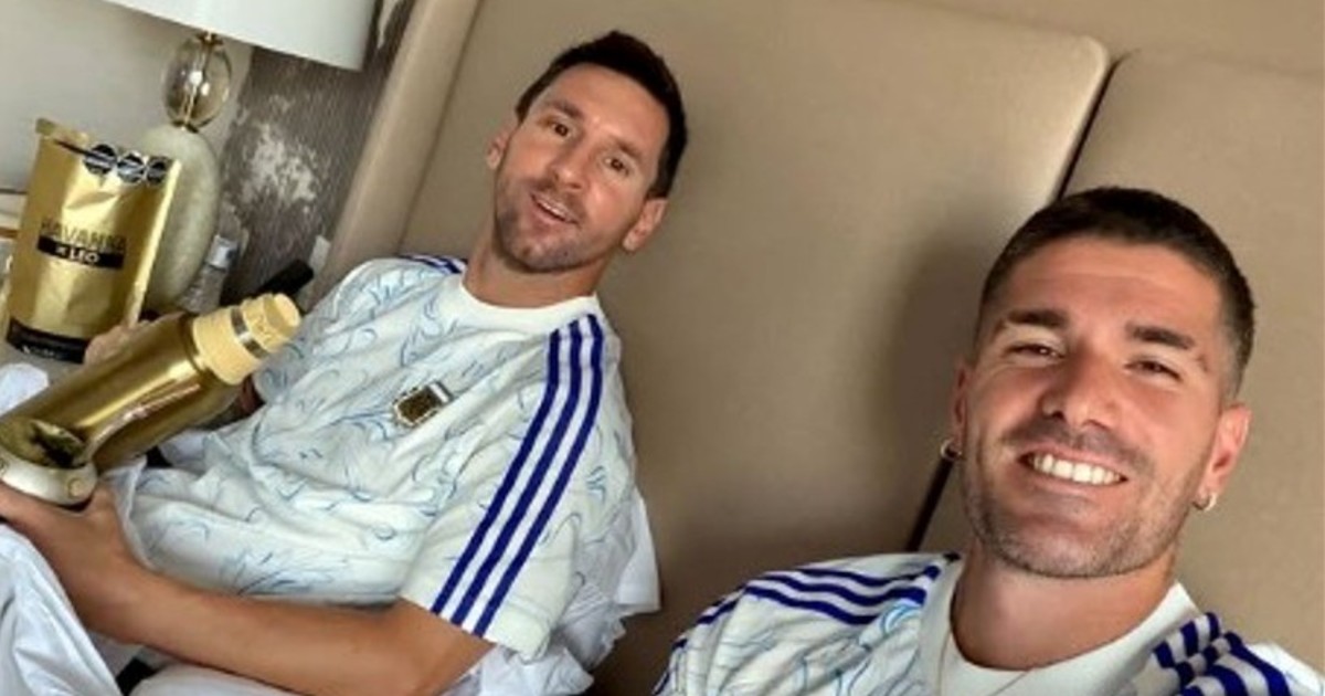 "Buen díaaa..": Messi y De Paul arrancaron con mate y alfajores argentinos, el día después de la histórica victoria ente Inglaterra