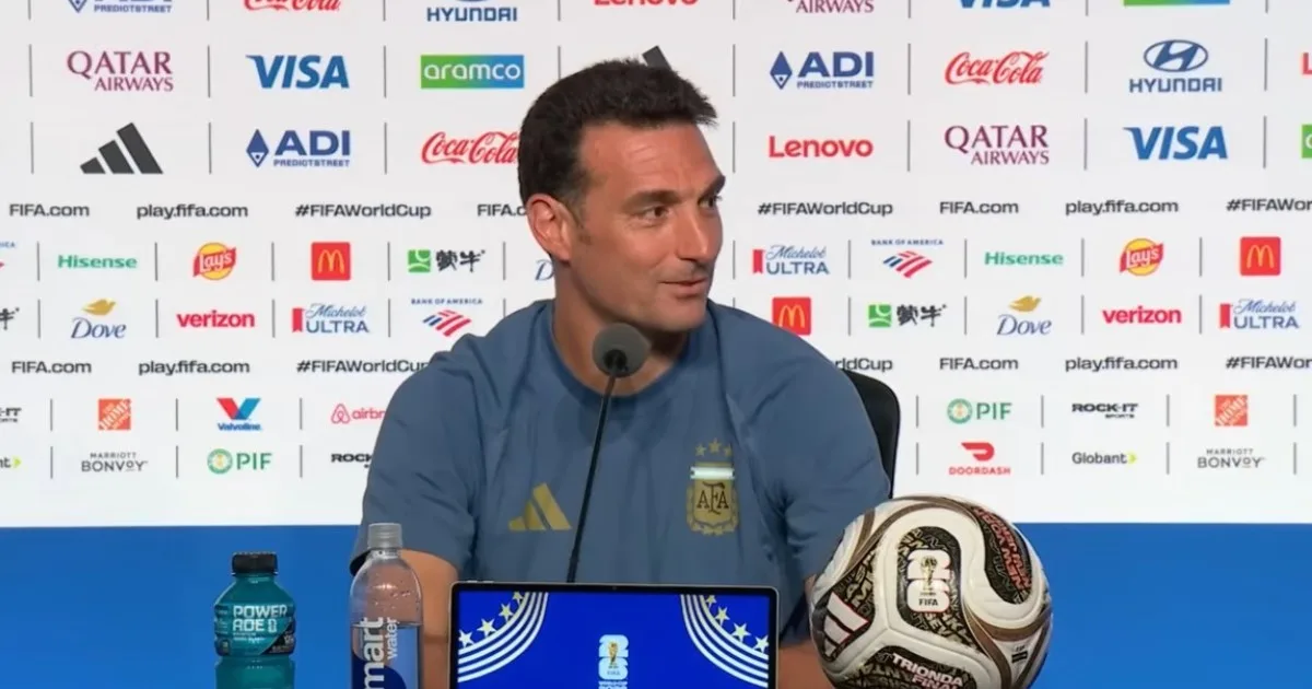 El divertido momento de Scaloni con su esposa en la conferencia de prensa tras el 2-1 de Argentina a Inglaterra: "Me la mandé, ¿no?"