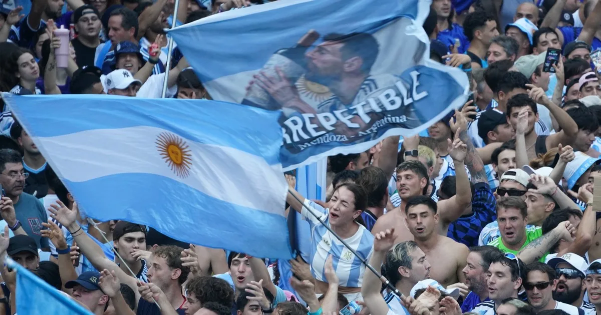 Cómo se construyen las canciones de cancha: lejos del marketing, anonimato, impunidad de masas y el héroe popular Sergio Denis