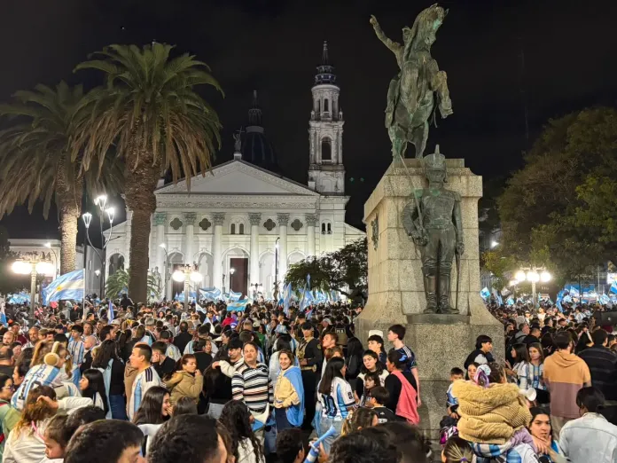 Locura por la Scaloneta: Miles de paranaenses salieron a festejar la clasificación a la final