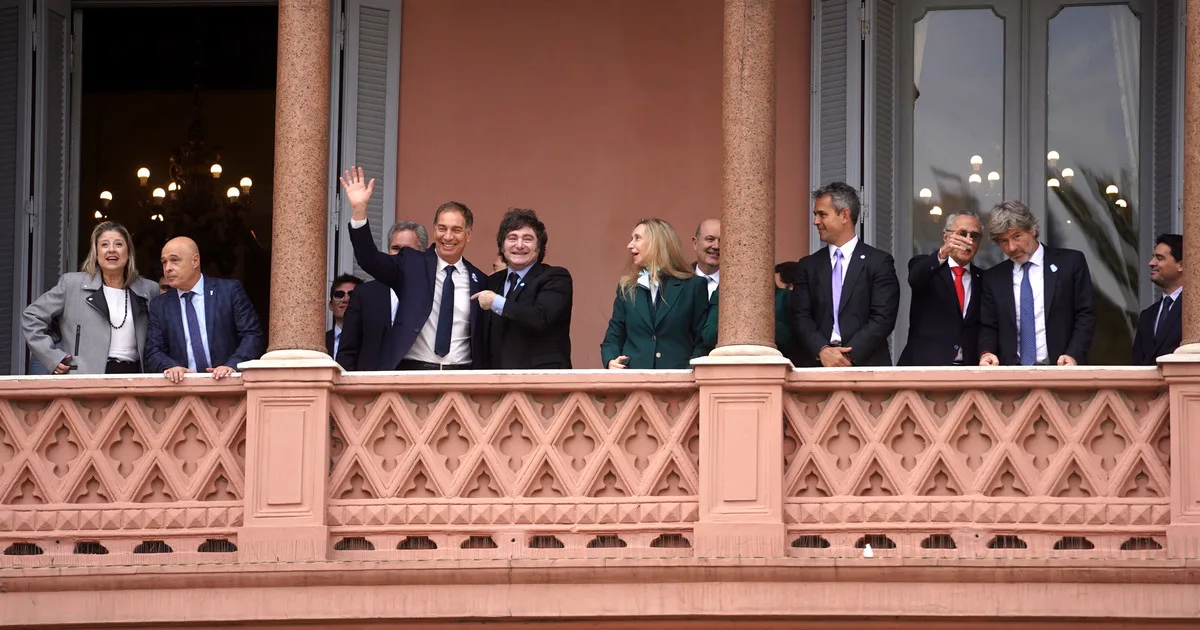 Horas antes del partido contra Inglaterra, el Gobierno le dio más fondos a la SIDE y universidades y recortó en empresas públicas