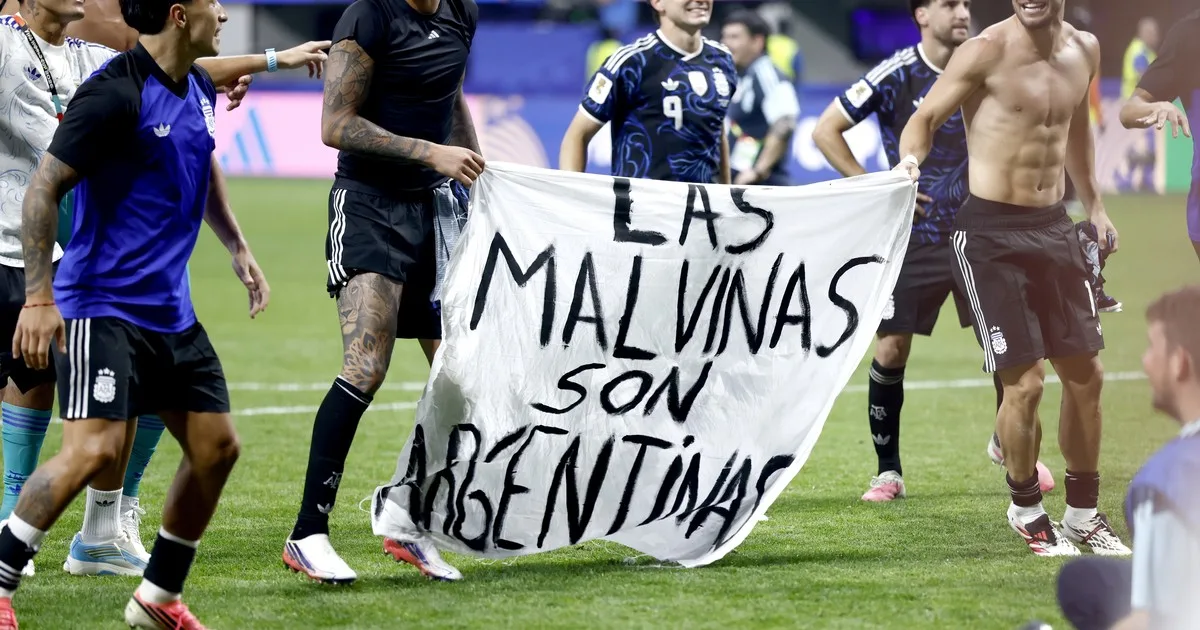 Un exasesor de Margaret Thatcher pidió sanciones contra los futbolistas argentinos de la Premier League por la bandera de Malvinas y el Gordo Dan salió a cruzarlo