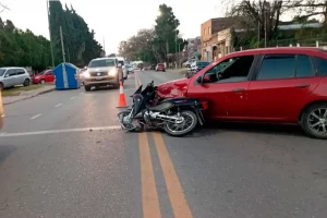 Giro en U sobre doble amarilla terminó con dos jóvenes hospitalizados