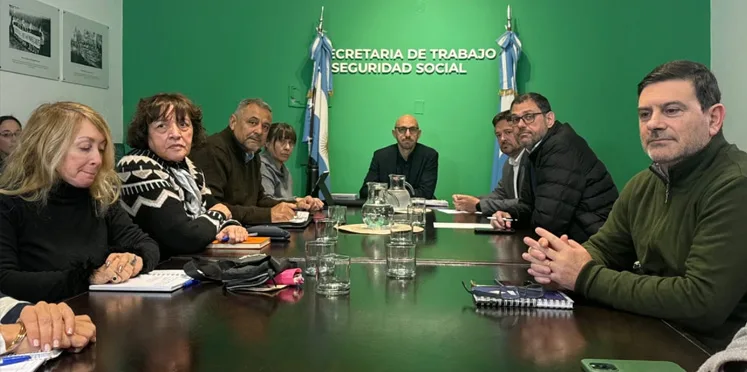 El gobierno mejoró la propuesta a los estatales y anunció que liquidará los haberes de julio con aumento del 3 por ciento