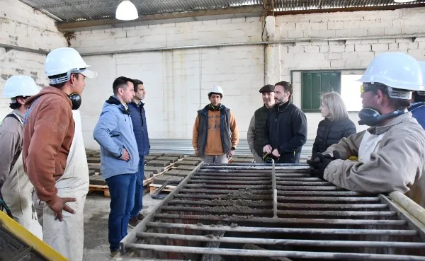 Azcué recorrió la nueva Planta Municipal de Adoquines en Concordia