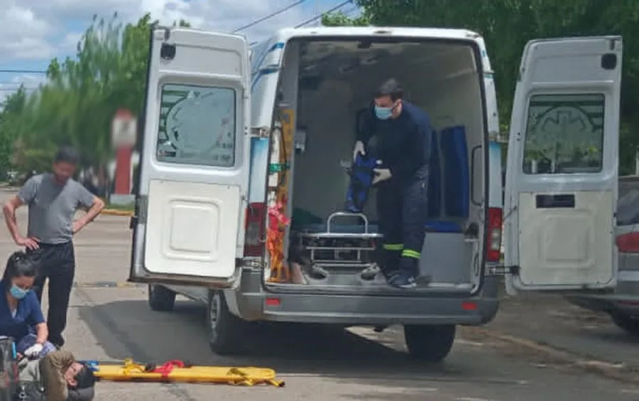 Grave accidente en Colón: un motociclista alcoholizado despistó y su acompañante resultó herida