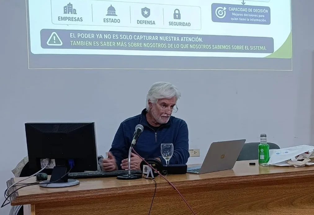 Ariel Garbarz advirtió en Concordia sobre el impacto de la inteligencia artificial en la subjetividad