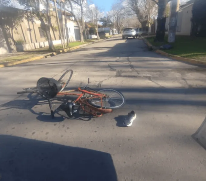 Tragedia en City Bell: murió una ciclista tras ser atropellada por una camioneta