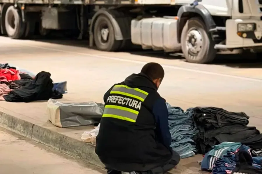 Detuvieron a dos camioneros que intentaban ingresar ropa falsificada a Uruguay
