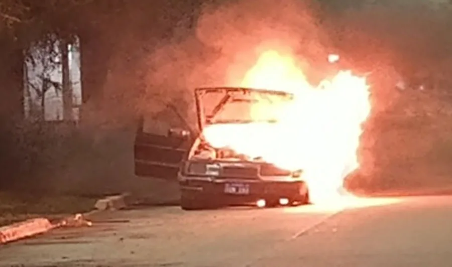 Chajarí: un Ford Sierra quedó destruido tras incendiarse por un desperfecto eléctrico