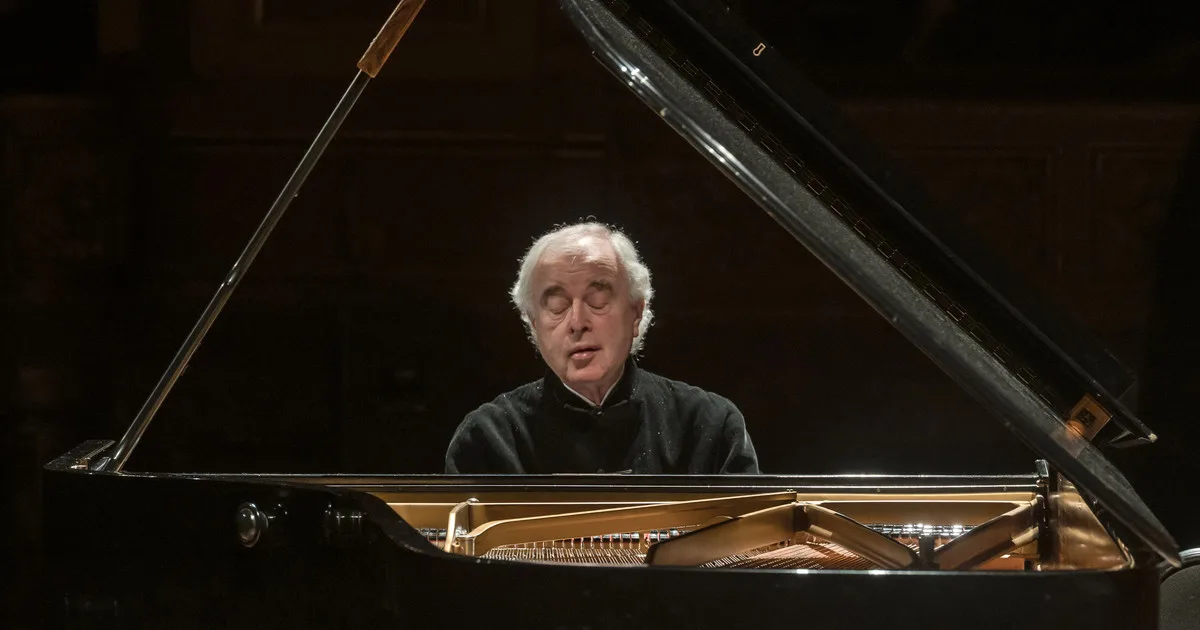Sir András Schiff brindó un magistral concierto en el Teatro Colón