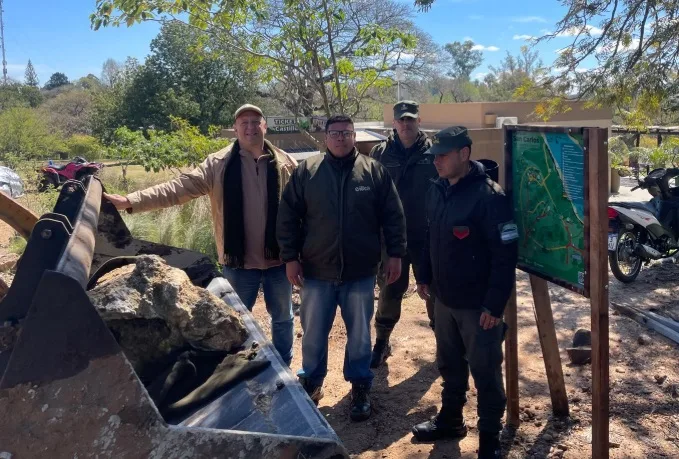 Hallan una planta fósil de miles de años en el Parque San Carlos