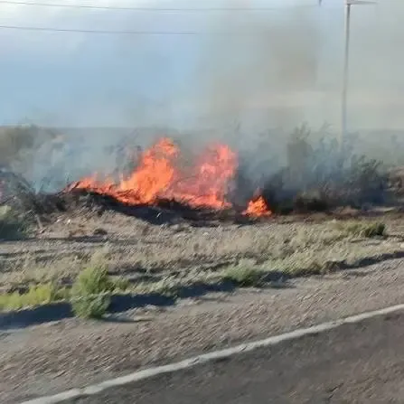Un hombre alcoholizado fue detenido tras provocar un incendio y cortar el tránsito en la Ruta 10