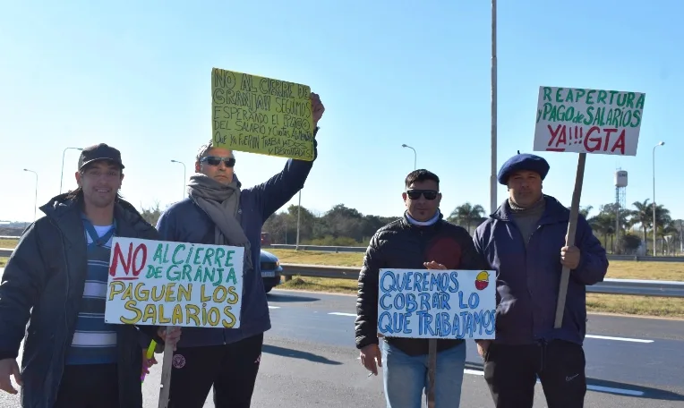 Ex trabajadores de Granja Tres Arroyos reclaman por salarios e indemnizaciones