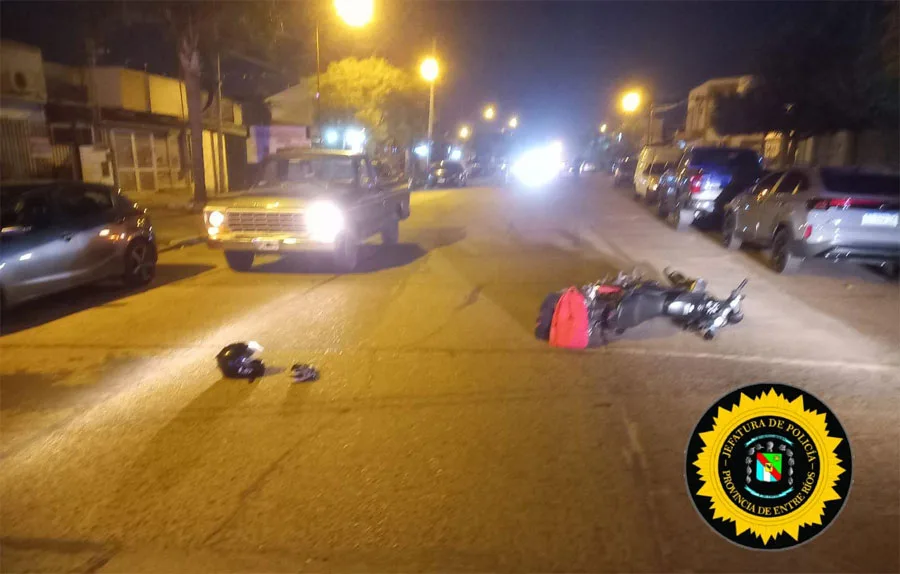 Concordia: dos jóvenes hospitalizados tras un choque entre moto y camioneta