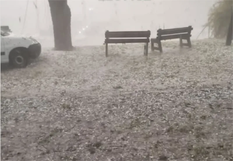 Un fuerte temporal de granizo cubrió de blanco diversos puntos de Paraná
