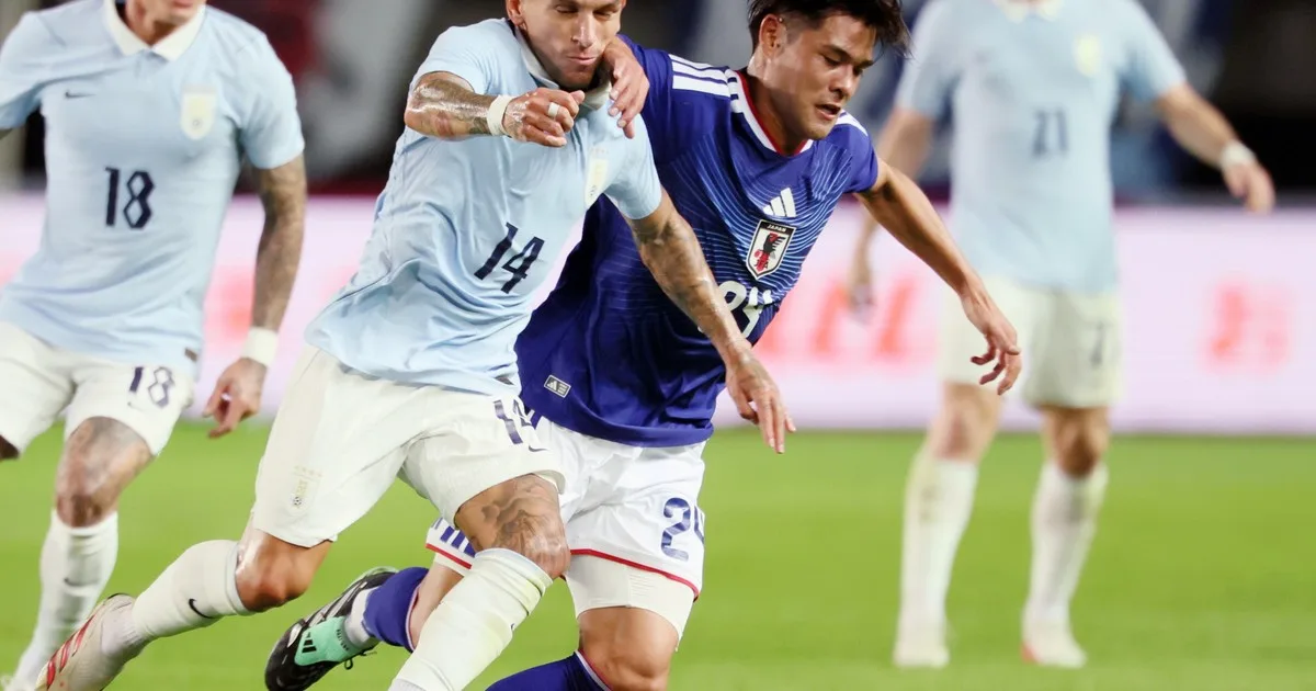 Diego Forlán debutó como DT de Uruguay y cayó 3-1 ante Japón con goles en el tiempo adicionado