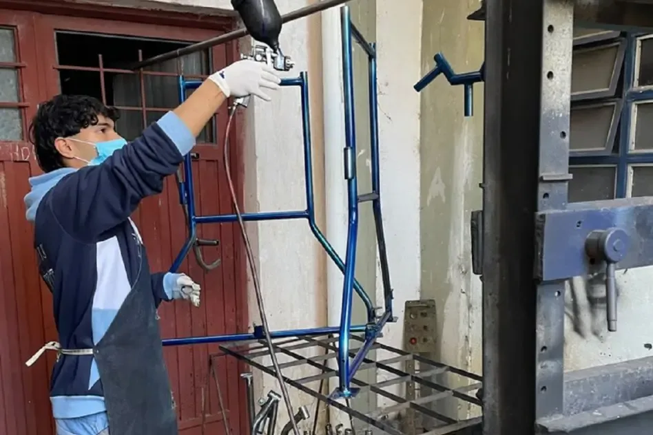 Estudiantes de Santa Elena fabricaron un andador para una persona mayor