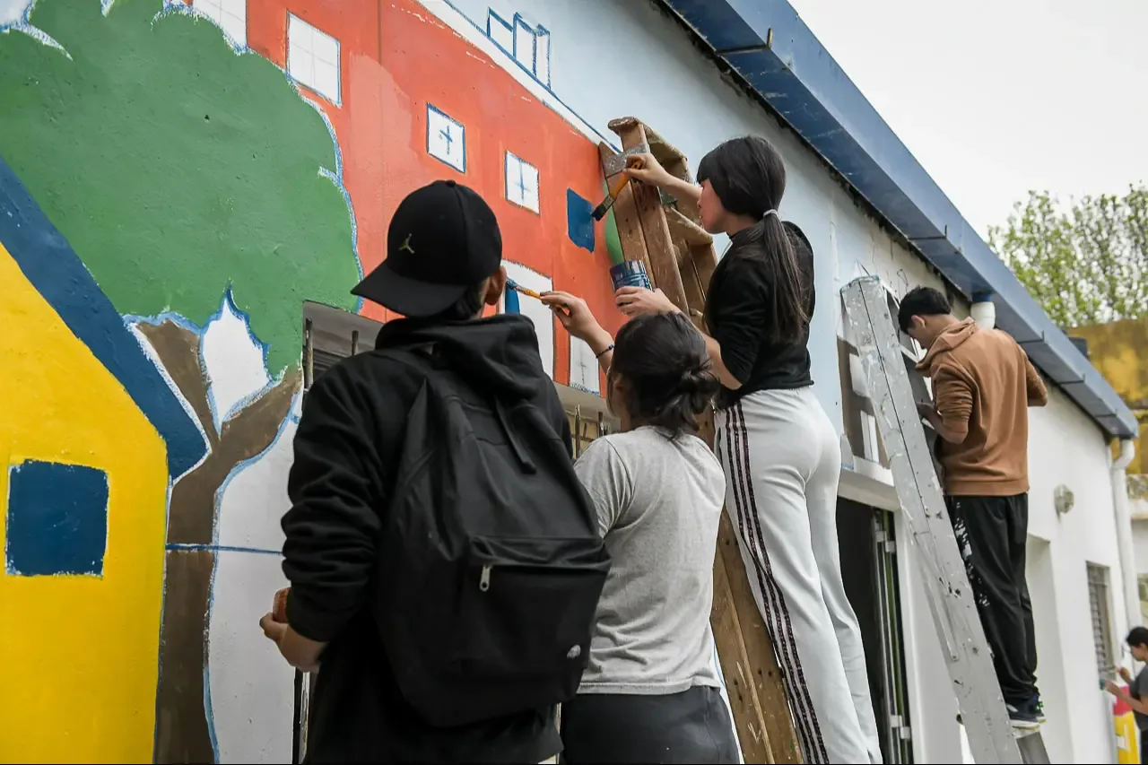 El CIC I La Floresta celebra sus 20 años con un mural comunitario y música en vivo