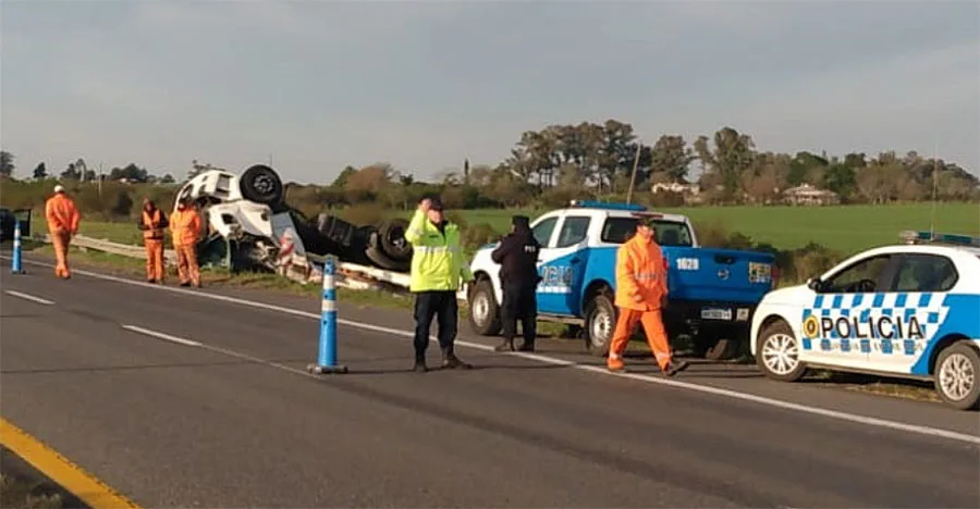 Un camionero se durmió al volante y volcó un camión con pollo congelado en la Ruta 14