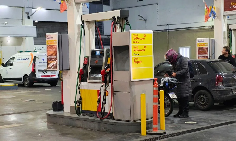 Ruptura del acuerdo de precios: petroleras privadas aplican aumentos de hasta 5% con el Brent a US$105