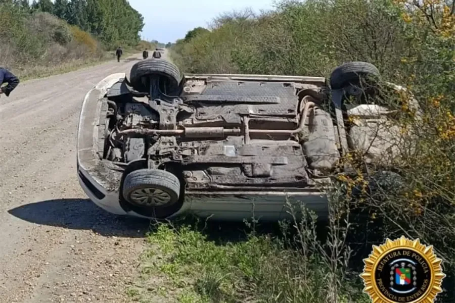 Volcó un auto en un camino vecinal de Federal: la conductora quedó fuera de peligro