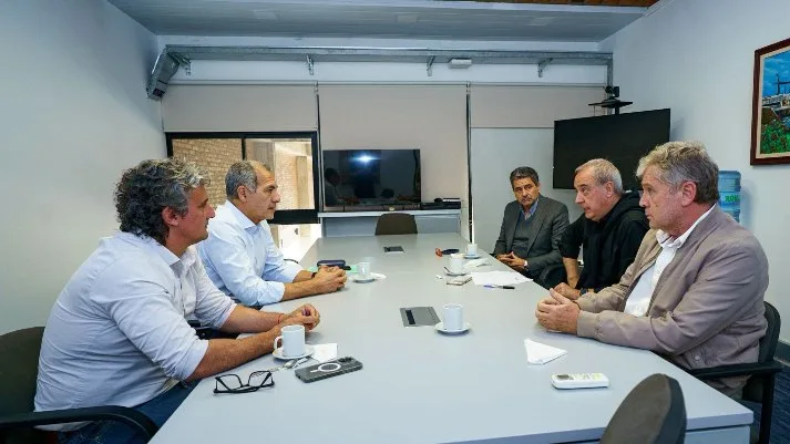 El intendente de Federación se reunió con la CTM para abordar el puente, la erosión y El Niño