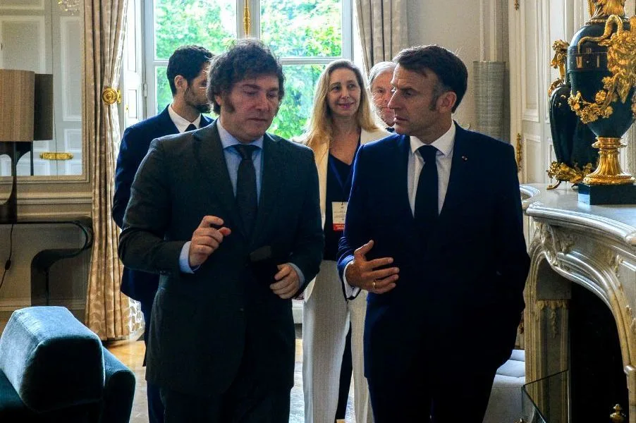 Milei llega a París para la Argentina Week con riesgo país en máximos y caída de la actividad