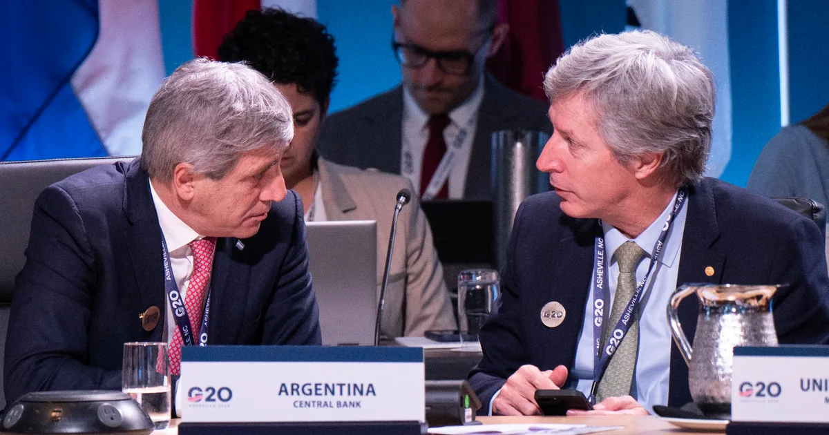 Fondos de inversión consultaron al equipo económico en París sobre el estado de las reservas