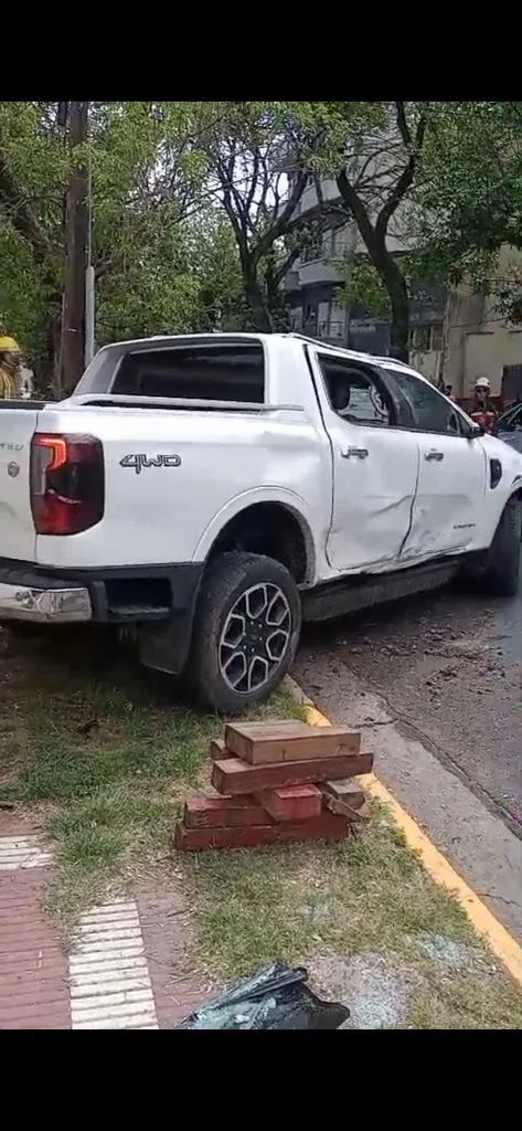 Choque entre una camioneta y un auto en Paraná dejó dos heridos leves