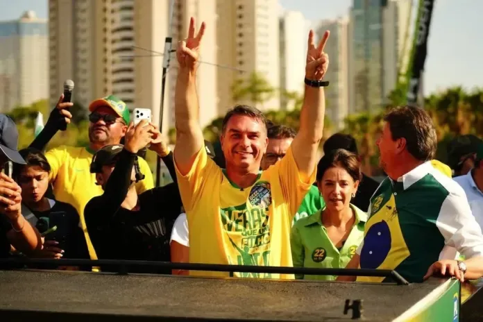 Brasil: Flávio Bolsonaro se impuso en la primera vuelta y habrá balotaje con Lula