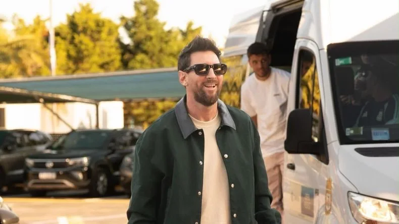 Messi llegó a Ezeiza para su última concentración con la Selección argentina