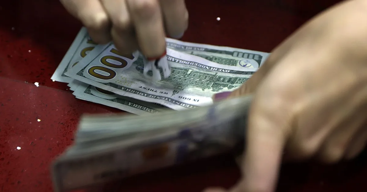 El dólar blue cotiza a $ 1.555 mientras el Gobierno busca absorber pesos