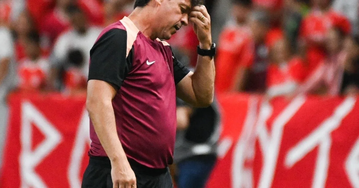 Corinthians despidió a Fernando Diniz tras una racha de siete derrotas