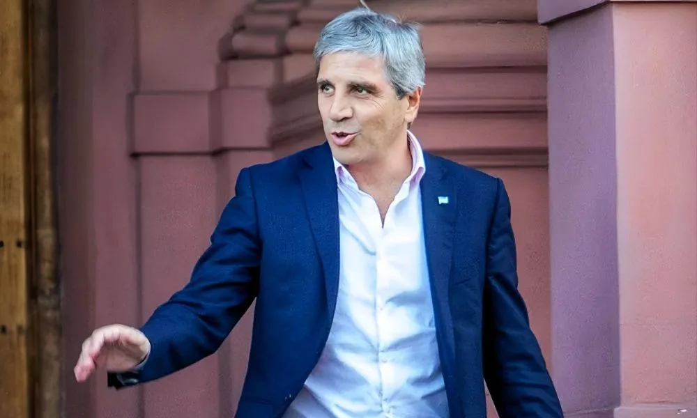 Denuncian a Luis Caputo y Santiago Bausili por operaciones con reservas de oro