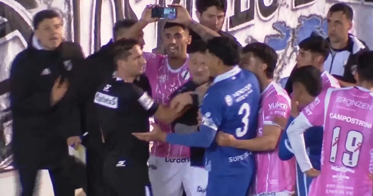 Polémica en el Ascenso: Nicolás Lamolina y el uso de celulares en el campo de juego