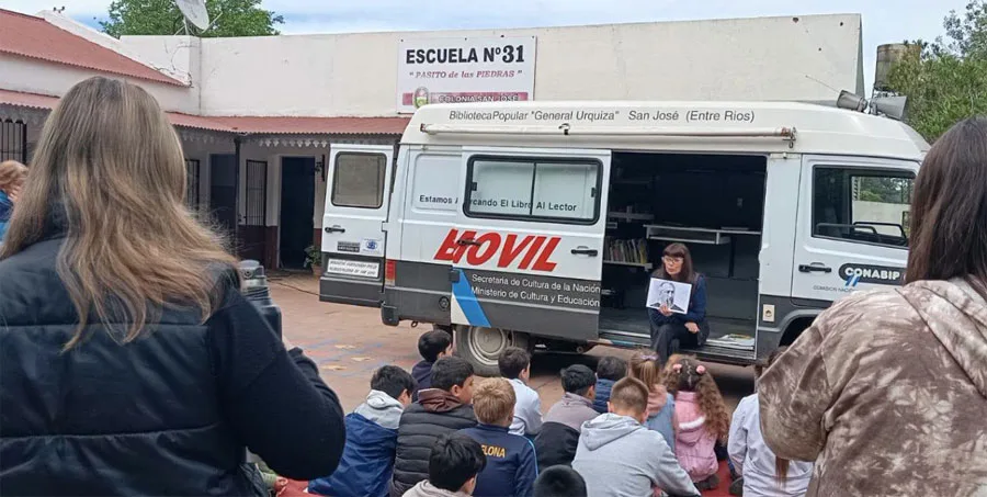 San José: el Bibliomóvil cumple un año promoviendo la lectura y la cultura en las escuelas