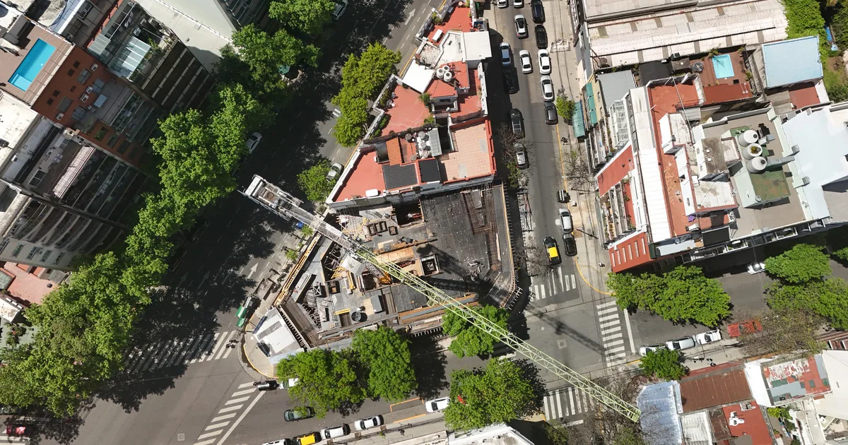 Tensión en Caballito por el desmoronamiento de una pared lindera a una obra en altura