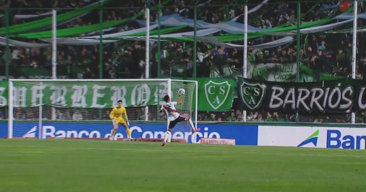Polémica en Junín: el VAR anuló un gol de River por una mano de Fausto Vera