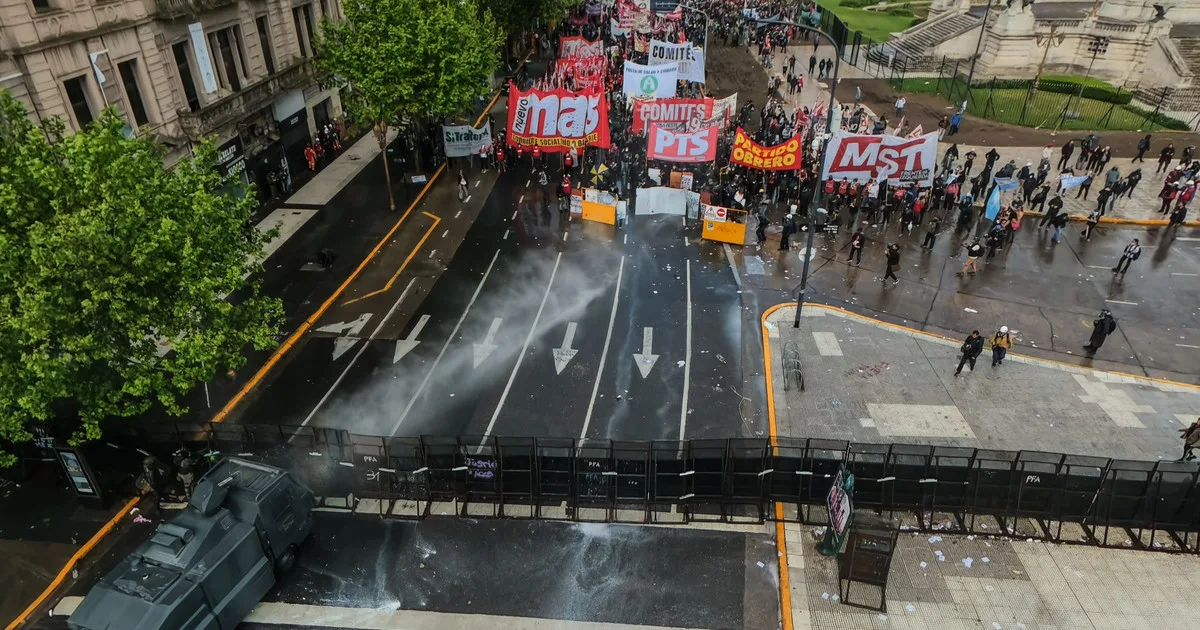 Incidentes y masiva movilización en la quinta Marcha Federal Universitaria