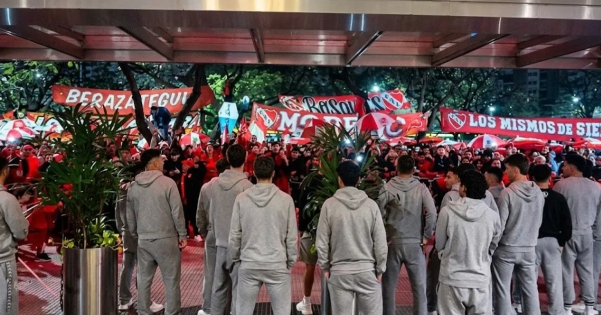 Banderazo de los hinchas de Independiente en la previa del clásico de Avellaneda