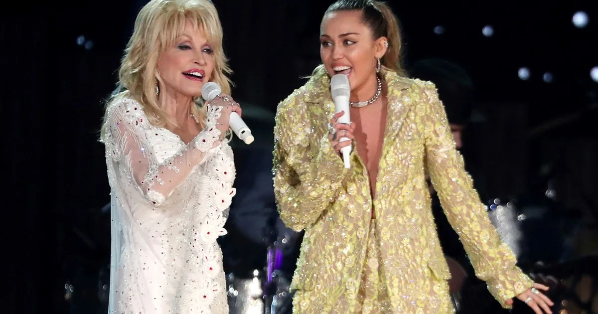 Miley Cyrus homenajeó a Dolly Parton en su emotivo regreso a los escenarios