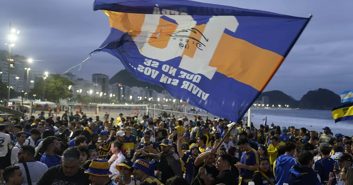 Hinchas de Boca realizaron un banderazo en Copacabana antes de la semifinal
