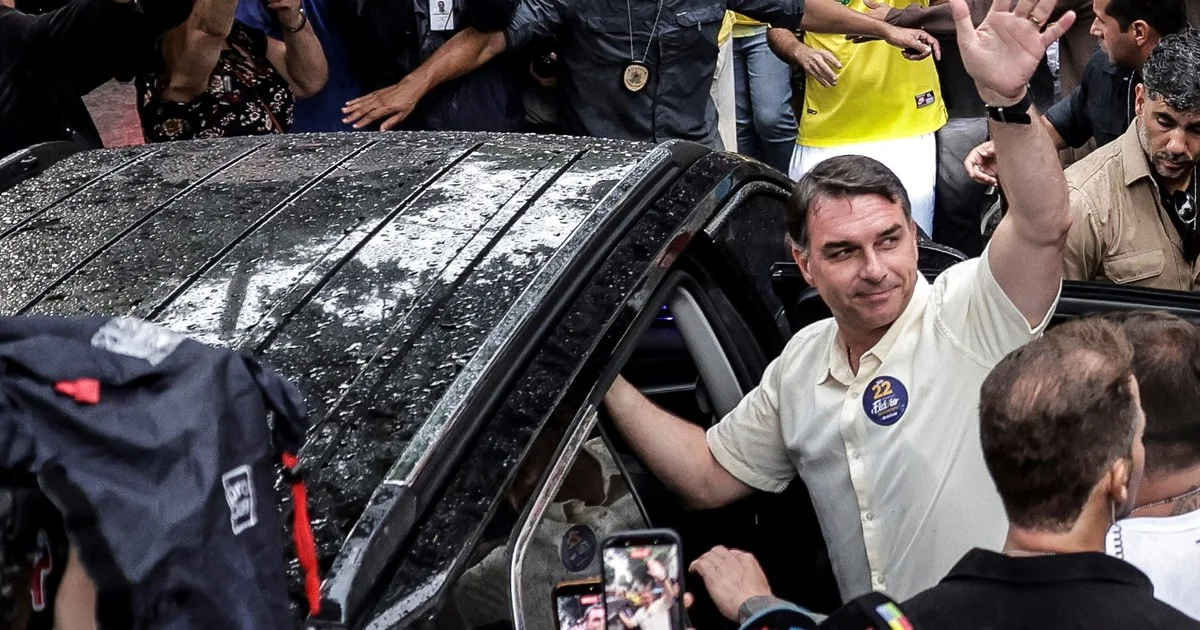 Incertidumbre sobre el paradero de Flavio Bolsonaro tras su salida de Brasil