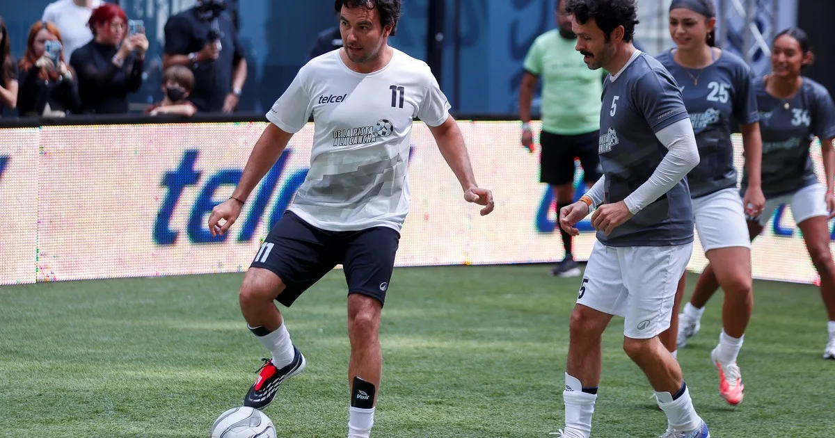 Sergio Pérez protagonizó un blooper futbolístico en la previa del GP de México