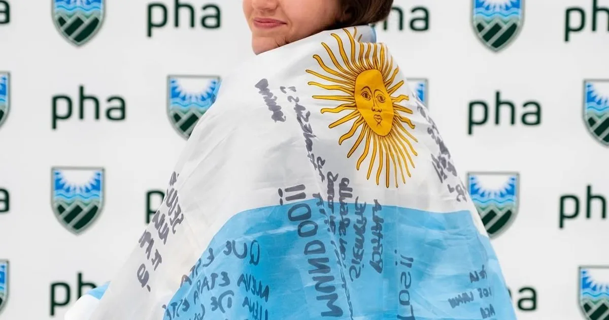 Alma Ameigeiras hace historia: es la primera argentina en el hockey sobre hielo universitario de EE. UU.