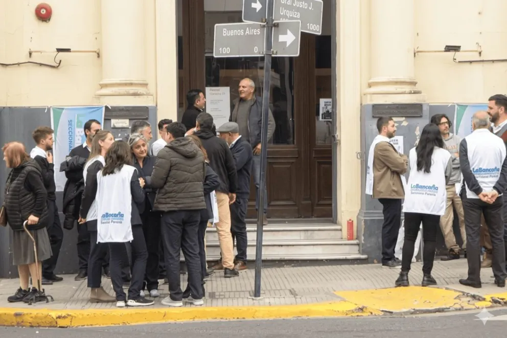 Trabajadores se manifestaron en la puerta del Banco Hipotecario tras dos despidos